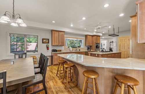 McCall House | Spring Mountain Manor - Amazing 7bd family gathering place in quiet wooded neighborhood