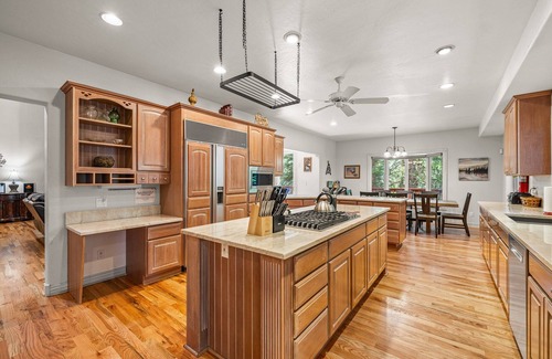 McCall House | Spring Mountain Manor - Amazing 7bd family gathering place in quiet wooded neighborhood