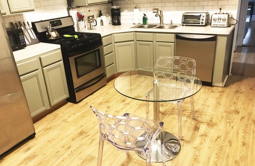 West Town Apartment | SPRING Special, April-May '24! Contemporary, elegantly styled spacious flat!