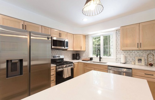 Great Barrington House | Spring time fun time. Ranch Sleeps 10 & 0.7 mi to GB Main St.Wi-Fi + HOT TUB.