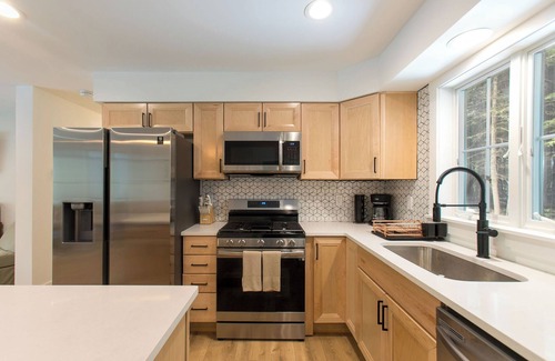 Great Barrington House | Spring time fun time. Ranch Sleeps 10 & 0.7 mi to GB Main St.Wi-Fi + HOT TUB.