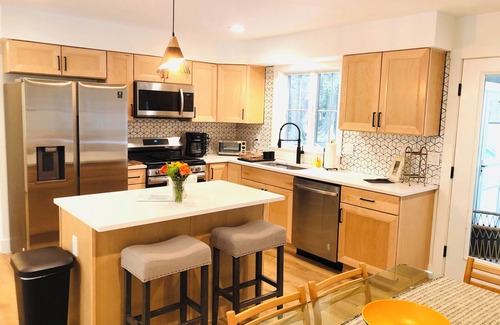 Great Barrington House | Spring time fun time. Ranch Sleeps 10 & 0.7 mi to GB Main St.Wi-Fi + HOT TUB.