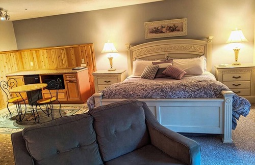 Prudenville Bed & Breakfast | Springbrook Inn East Room