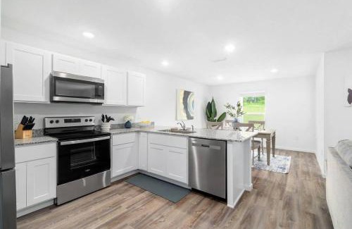 Spring Hill House | Springhill Retreat! 3 bed, 2 Bath!