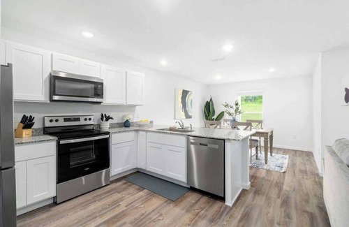 Spring Hill House | Springhill Retreat! 3 bed, 2 Bath!