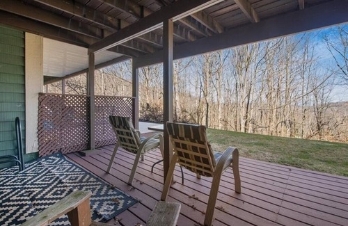 Hidden Valley House | Springtime in the Laurel Highlands. Family sized townhouse, close to local fun.