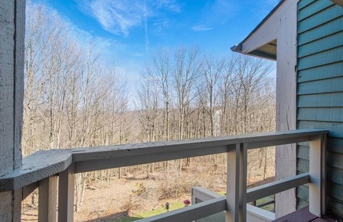 Hidden Valley House | Springtime in the Laurel Highlands. Family sized townhouse, close to local fun.