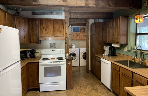 Pagosa Springs Cabin | Spruce Moose Lodge: creek-front rustic cabin in the San Juan National Forest