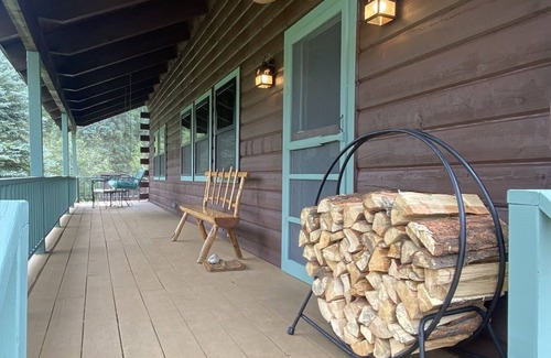 Pagosa Springs Cabin | Spruce Moose Lodge: creek-front rustic cabin in the San Juan National Forest