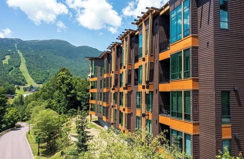 Stowe Area House | SPRUCE PEAK TREEHOUSE | 2 BED w/BOUNUS BEDROOM | STEPS TO THE LIFTS | MOUNTAIN VIEWS