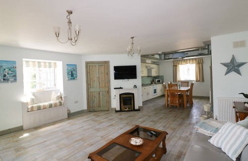 Gorran Cottage | SQUIRRELS DRAY, pet friendly, with hot tub in Gorran Haven