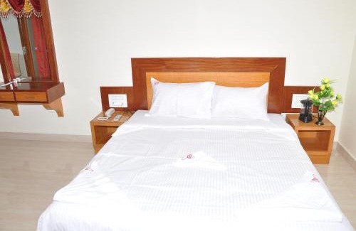 Tiruvannamalai Hotel | Sri Sarvesha JS Palace temple view