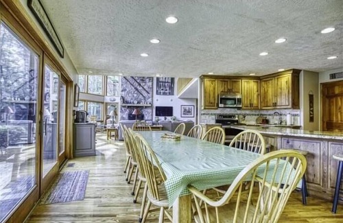 Davis House | SRL5- Lakefront Family Retreat! Old Timberline! Hot tub! Fire Pit!