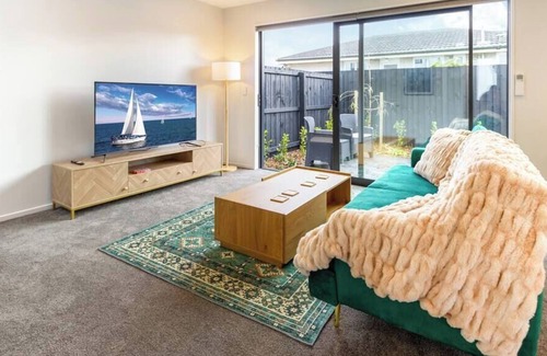 Saint Albans House | St Albans 2 bed 1.5 bath w/ off-street Carpark