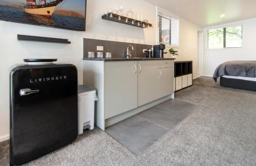 Saint Albans Apartment | St Albans Gem Single level studio with Queen bed