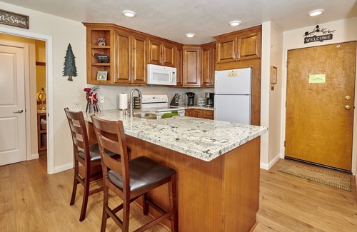 Mammoth Lakes Condo | St Anton Condos #25 (1-Bedroom) with Pool by RedAwning