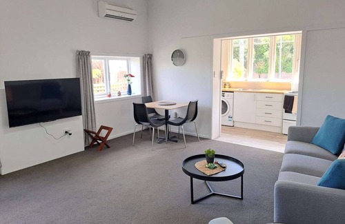 St. Clair Apartment | St Clair Stay – Walk to the Surf - 1 bedroom