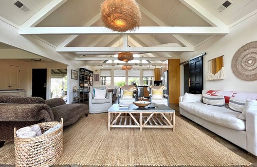 St. Helena House | St. Helena home facing Spottswood Vinyard wood & walking distance to downtown