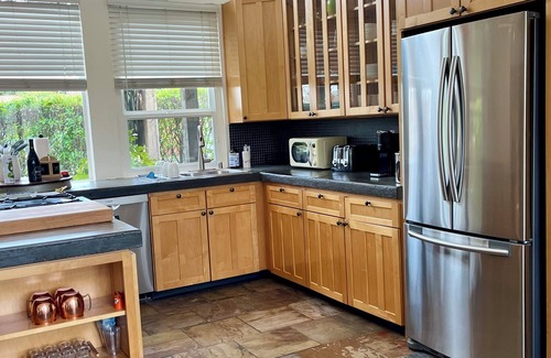 St. Helena House | St. Helena home facing Spottswood Vinyard wood & walking distance to downtown