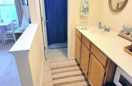 St. James Condo | St James Efficiency with Pool/15 min to Oak Island Beach!