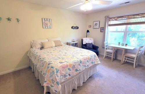 St. James Condo | St James Efficiency with Pool/15 min to Oak Island Beach!