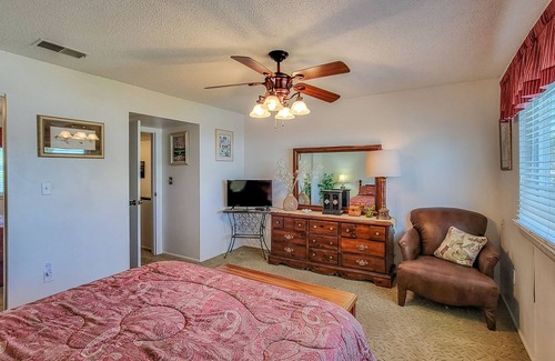Welaka Condo | St Johns River Townhome, 2BR/1.5BA, Pool/River Vw