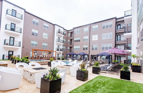 DeBaliviere Place Apartment | St Louis Designer 2BD 2BA Forest Park Apartment