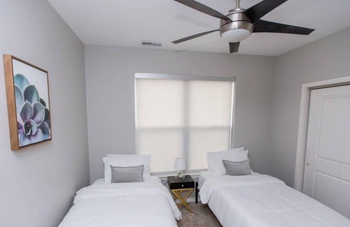 DeBaliviere Place Apartment | St. Louis | Dreamy 2BD/2BA Forest Park Apartment