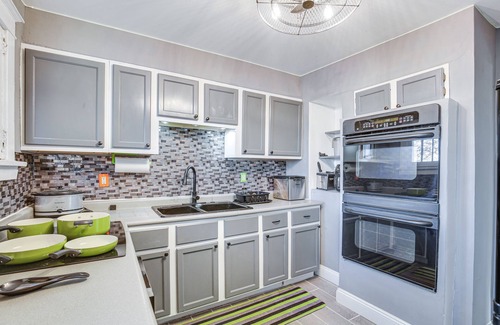 Pagedale House | St Louis Home w/Mini Pool Table & Arcade Game!