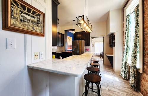 Benton Park House | St. Louis Modern Retreat- sleeps 12-Family Friendly-Convenient Location
