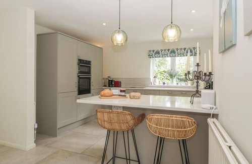 Nether Westcote Cottage | ST. MARY'S HOUSE, pet friendly in Bourton-On-The-Water