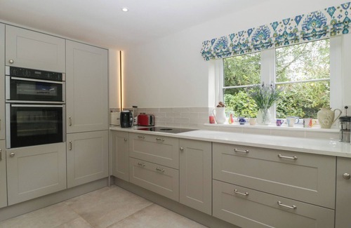 Nether Westcote Cottage | ST. MARY'S HOUSE, pet friendly in Bourton-On-The-Water