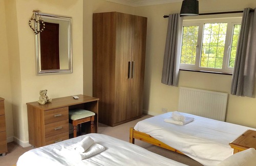 Norwich House | St Mary's House - Detached 6 bedroom house, Sleeps 11, Free Car Parking