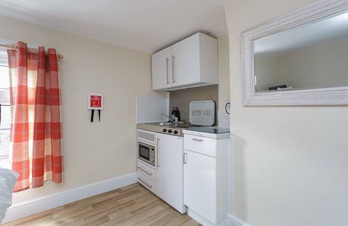 Southampton City Centre Apartment | St Mary's Modern Central Huge Studio Apartments