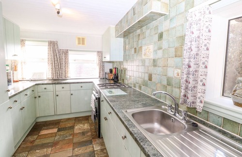 Ryde Cottage | ST. MICHAEL’S HOUSE, pet friendly, with a garden in St Helens