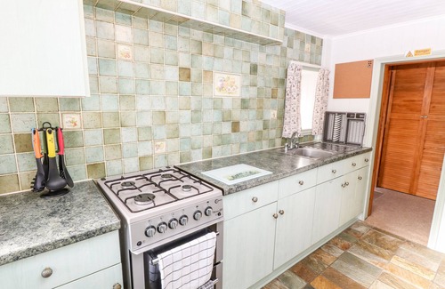 Ryde Cottage | ST. MICHAEL’S HOUSE, pet friendly, with a garden in St Helens