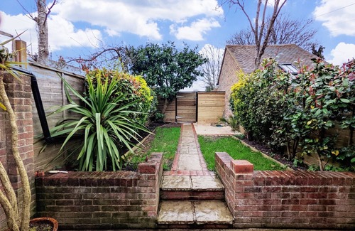 Chichester Cottage | St Pancras - Chichester - a town house that sleeps 6 guests in 3 bedrooms