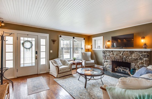 Saint Petersburg Cottage | St Petersburg Cottage w/ Porch, 2 Mi to Foxburg!