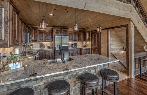 Cherry Log Cabin | St Ridges - Pet Friendly | Mountain Views | Hot Tub | Pool Table | Shuffleboard