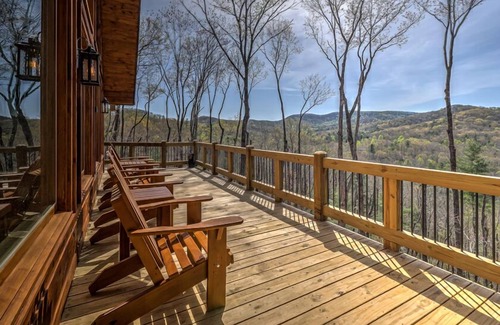 Cherry Log Cabin | St Ridges - Pet Friendly | Mountain Views | Hot Tub | Pool Table | Shuffleboard