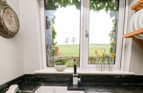 Kendal Cottage | ST. SUNDAYS COTTAGE, pet friendly, with open fire in Endmoor