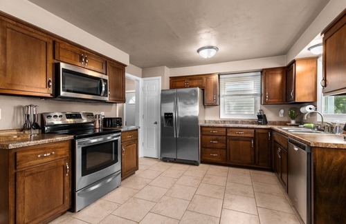 De Pere House | Stadium District walking distance, Tailgate Garage