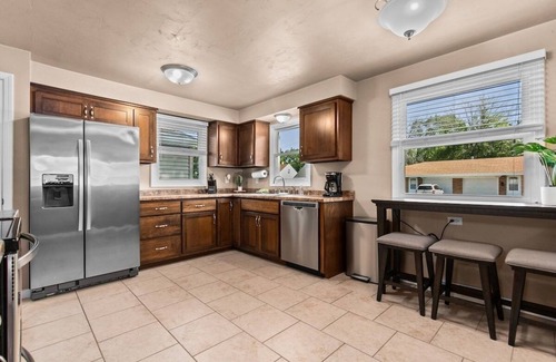 De Pere House | Stadium District walking distance, Tailgate Garage