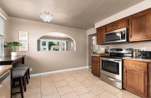De Pere House | Stadium District walking distance, Tailgate Garage
