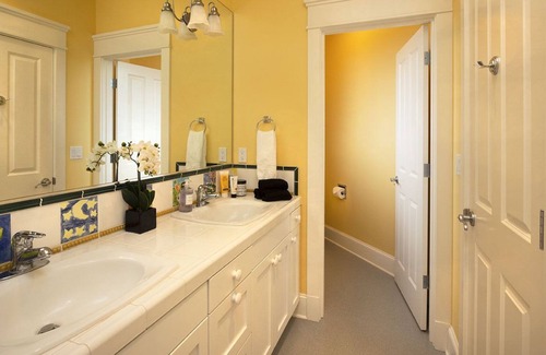 Wilsonville Bed & Breakfast | Stafford Country Charm 3 Bedroom Lux Guest Suites with Bonus Room, Kitchenette