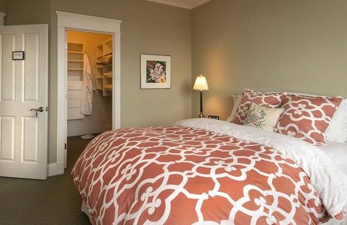 Wilsonville Bed & Breakfast | Stafford Country Charm 3 Bedroom Lux Guest Suites with Bonus Room, Kitchenette