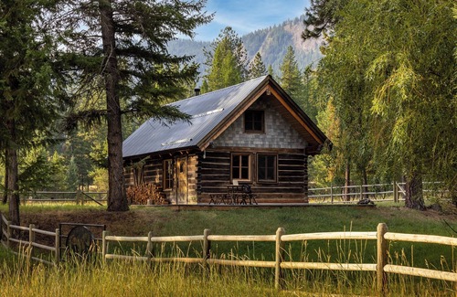 Superior House | Stagecoach Exchange Cabin - Alpine Falls Ranch