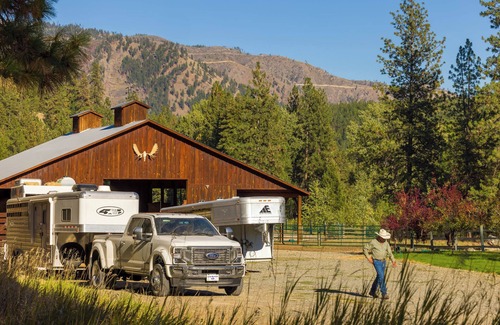 Superior House | Stagecoach Exchange Cabin - Alpine Falls Ranch