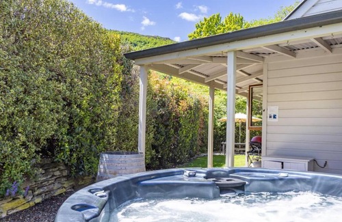 Arrowtown House | Stags Head Cottage-cosy cottage with hot tub