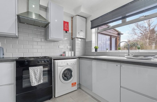 Staines House | Staines House-3bed-Sleeps7- FreeP-Close to Airport